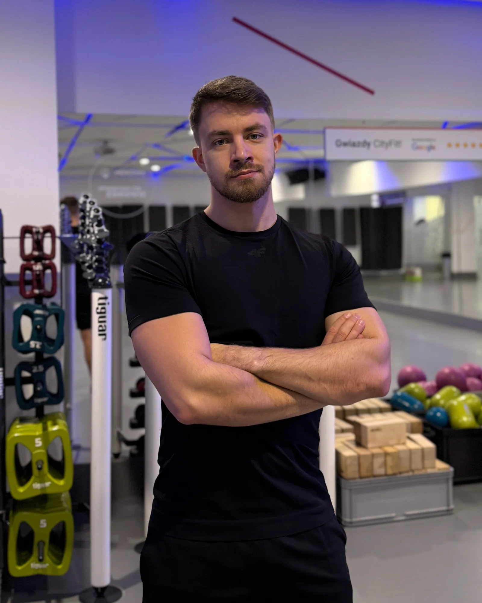 Maciej Ostrowski - certyfikowany trener personalny z Siechnic podczas profesjonalnej konsultacji treningowej